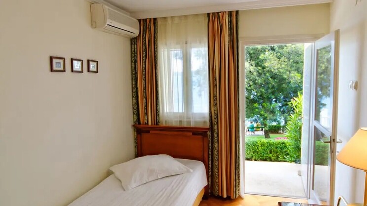 Single Room Seaview Ground Floor